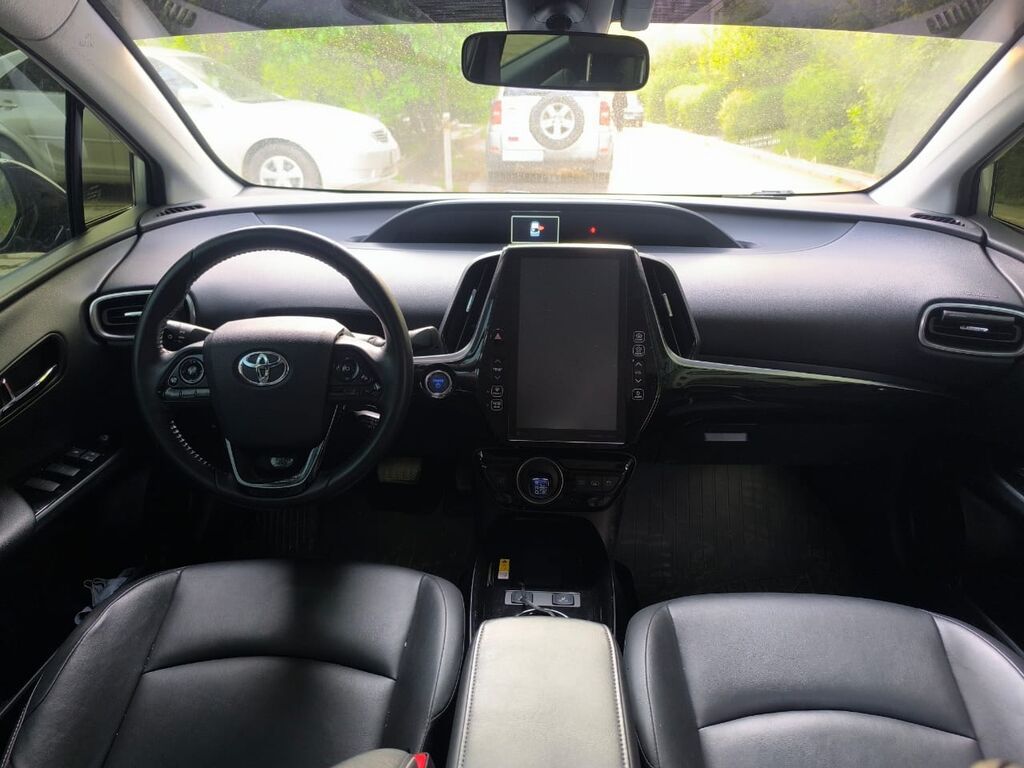 Toyota Prius: 2020 г., 1.8 л, Автомат, Гибрид, Хэтчбэк: фото 2
