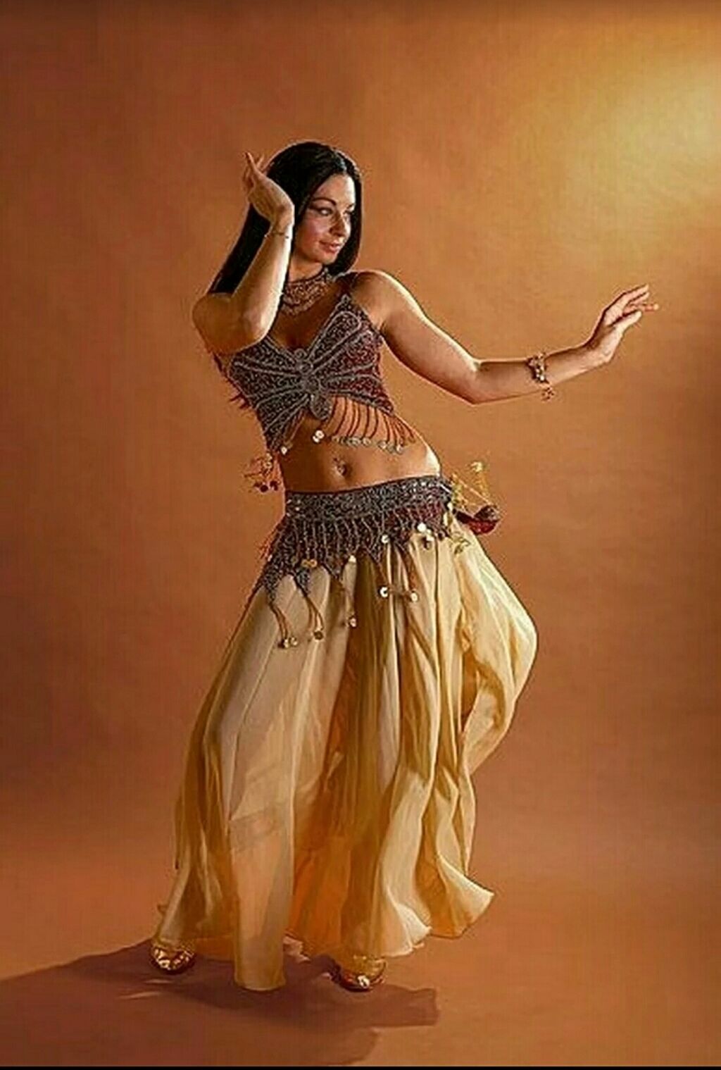 Танцевать арабские танцы. Восточные танцы. Восточная танцовщица. Восточный костюм. Танец живота.