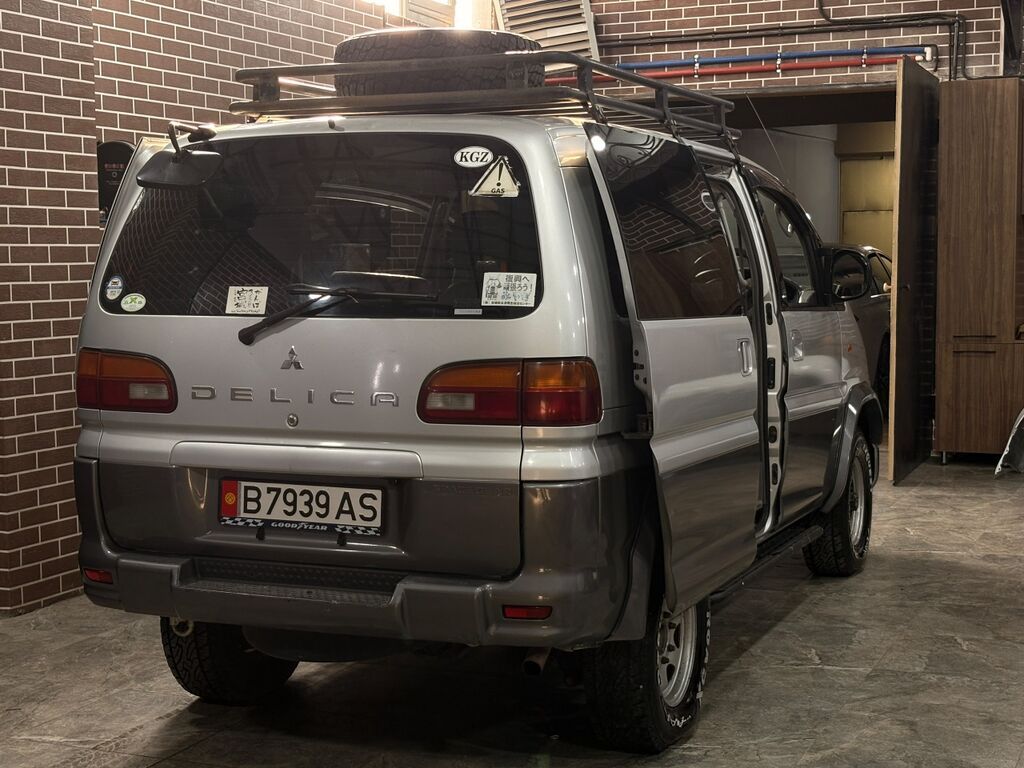 Mitsubishi Delica: 2004 г., 3 л, Автомат, Бензин, Минивэн: фото 3