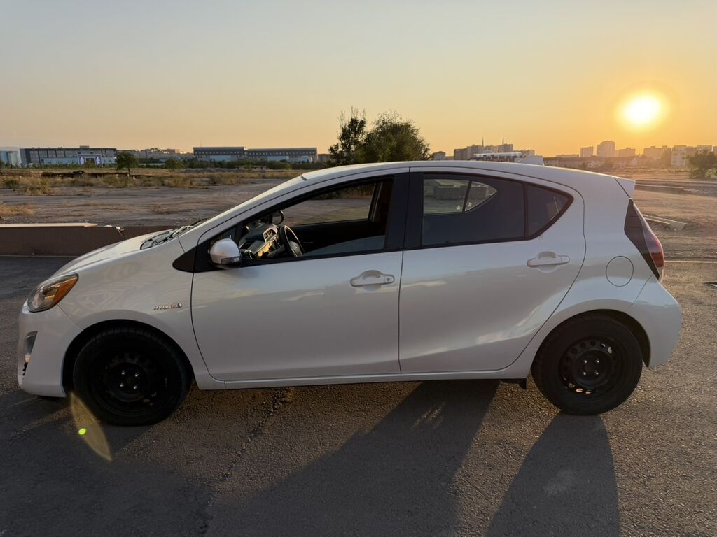 Toyota Aqua: 2016 г., 1.5 л, Вариатор, Гибрид, Хэтчбэк: фото 3