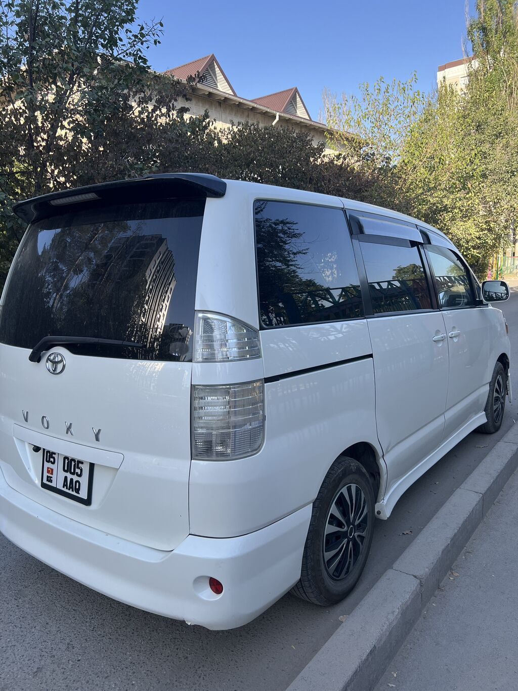 Toyota Voxy: 2005 г., 2 л, Вариатор, Бензин, Минивэн: фото 4