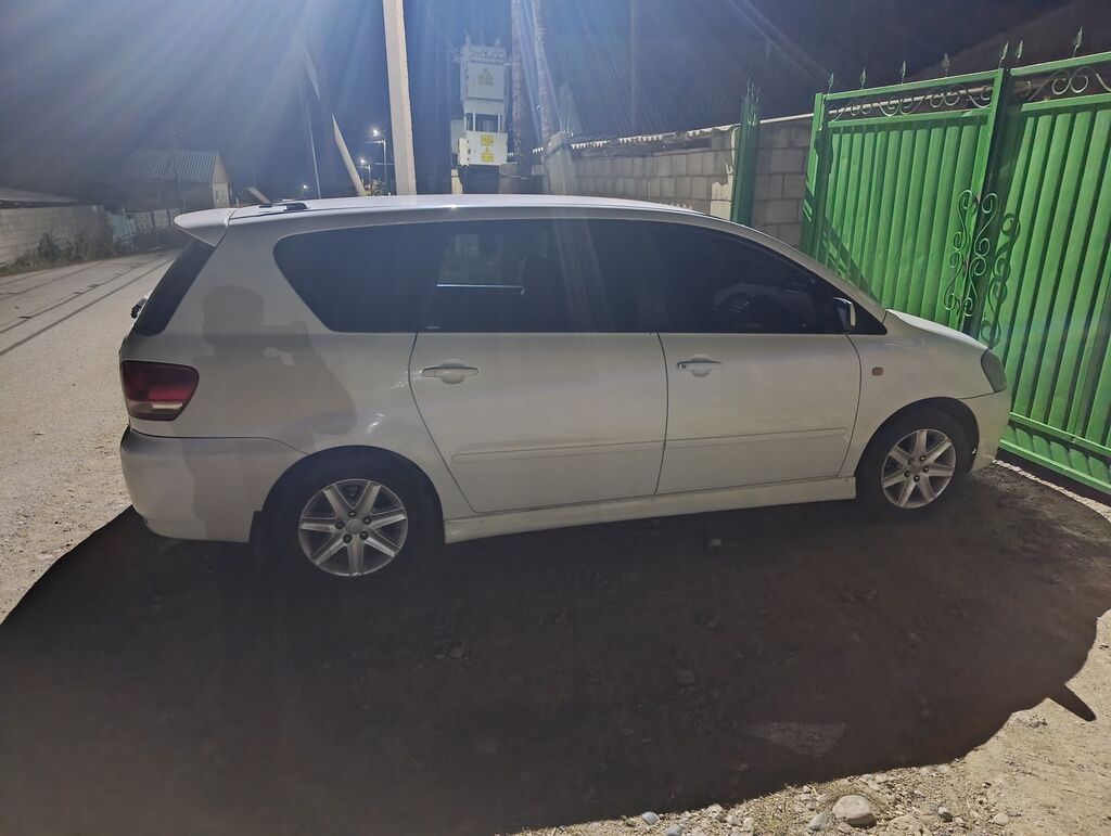 Toyota Ipsum: 2002 г., 2.4 л, Автомат, Бензин, Минивэн: фото 2
