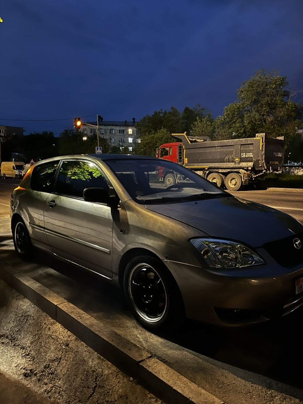 Toyota Corolla: 2002 г., 1.8 л, Механика, Бензин, Хэтчбэк: фото 3