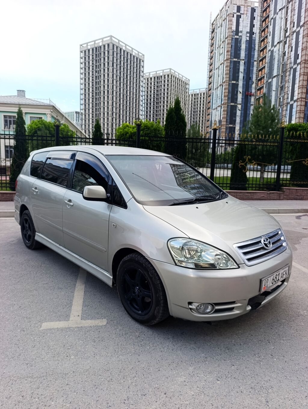 Toyota Ipsum: 2002 г., 2.4 л, Автомат, Бензин, Минивэн — фото 2