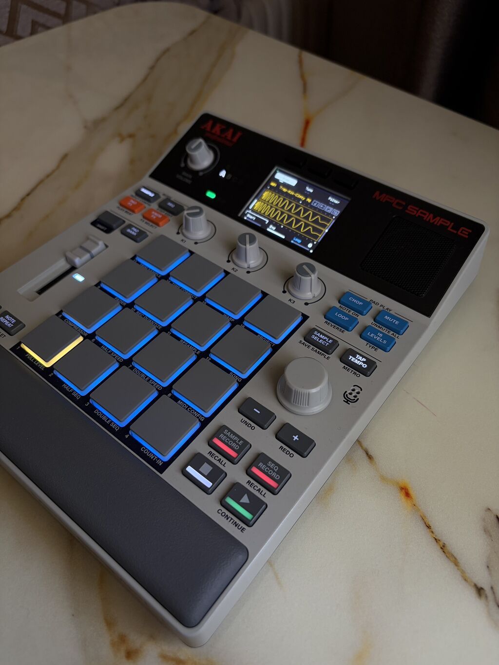 AKAI MPC Sample Yenidir, kecen ay alinib. 3 defe istifade etmisem