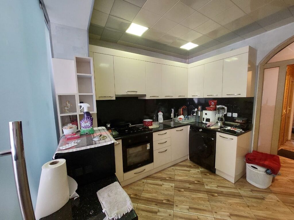 Bakı, Bakıxanov qəs., 4 otaqlı, Köhnə tikili, m. Neftçilər, 100 kv. m