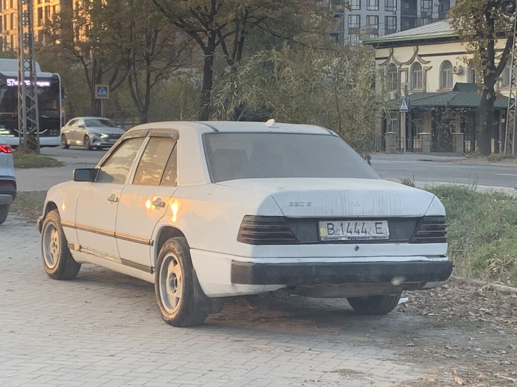 Mercedes-Benz W124: 1989 г., 2 л, Механика, Бензин, Седан: фото 2