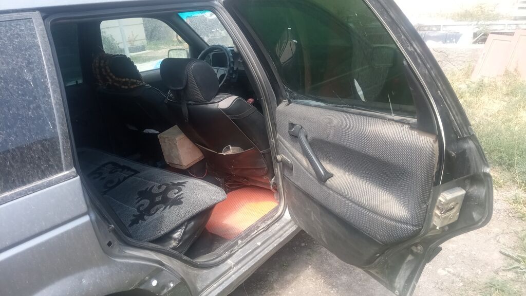 Volkswagen Passat: 1991 г., 1.8 л, Механика, Бензин, Универсал: фото 3