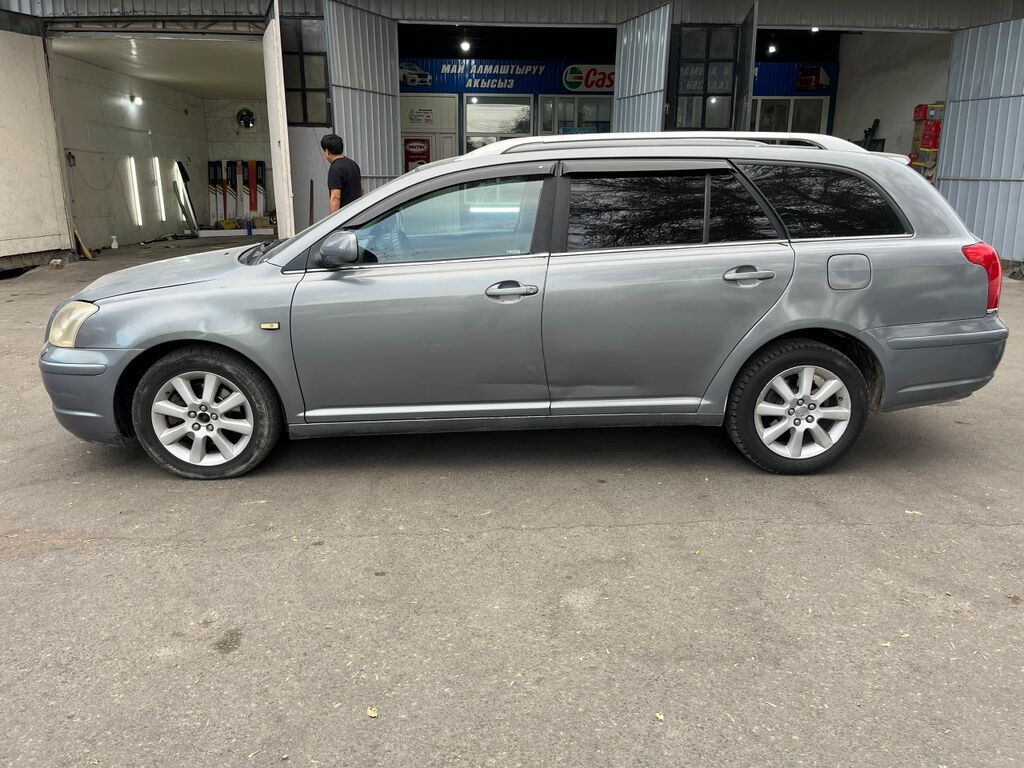 Toyota Avensis: 2004 г., 2 л, Механика, Бензин, Универсал: фото 3