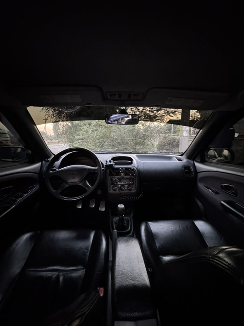 Mitsubishi Carisma: 2003 г., 1.6 л, Механика, Бензин, Седан: фото 2