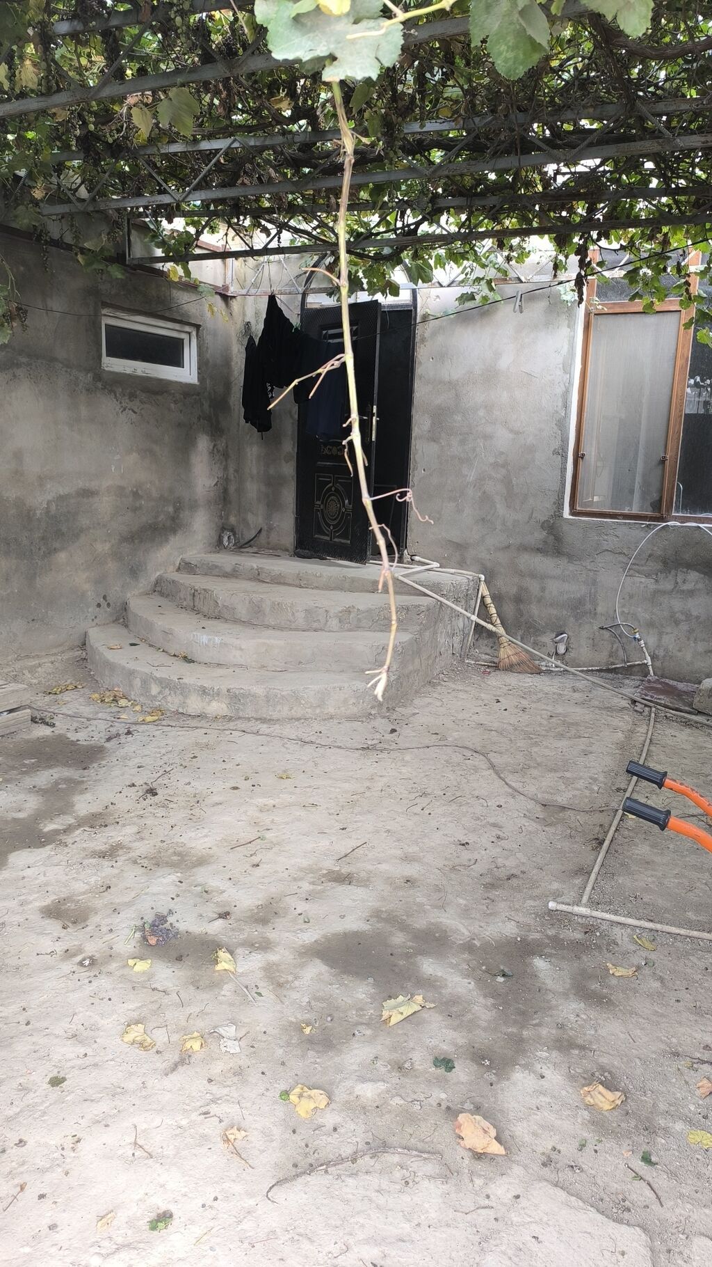 2 mərtəbəli həyət evi - Künc sahədə yerləşən, hündür hasarlı həyət və