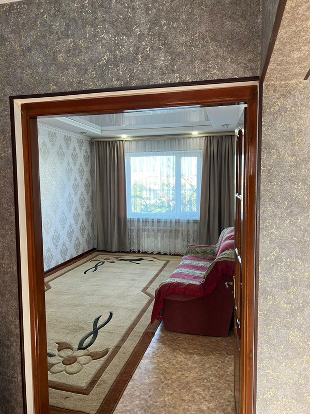 Светлая комната с большим окном и выходом на утеплённую лоджию. -: фото 4