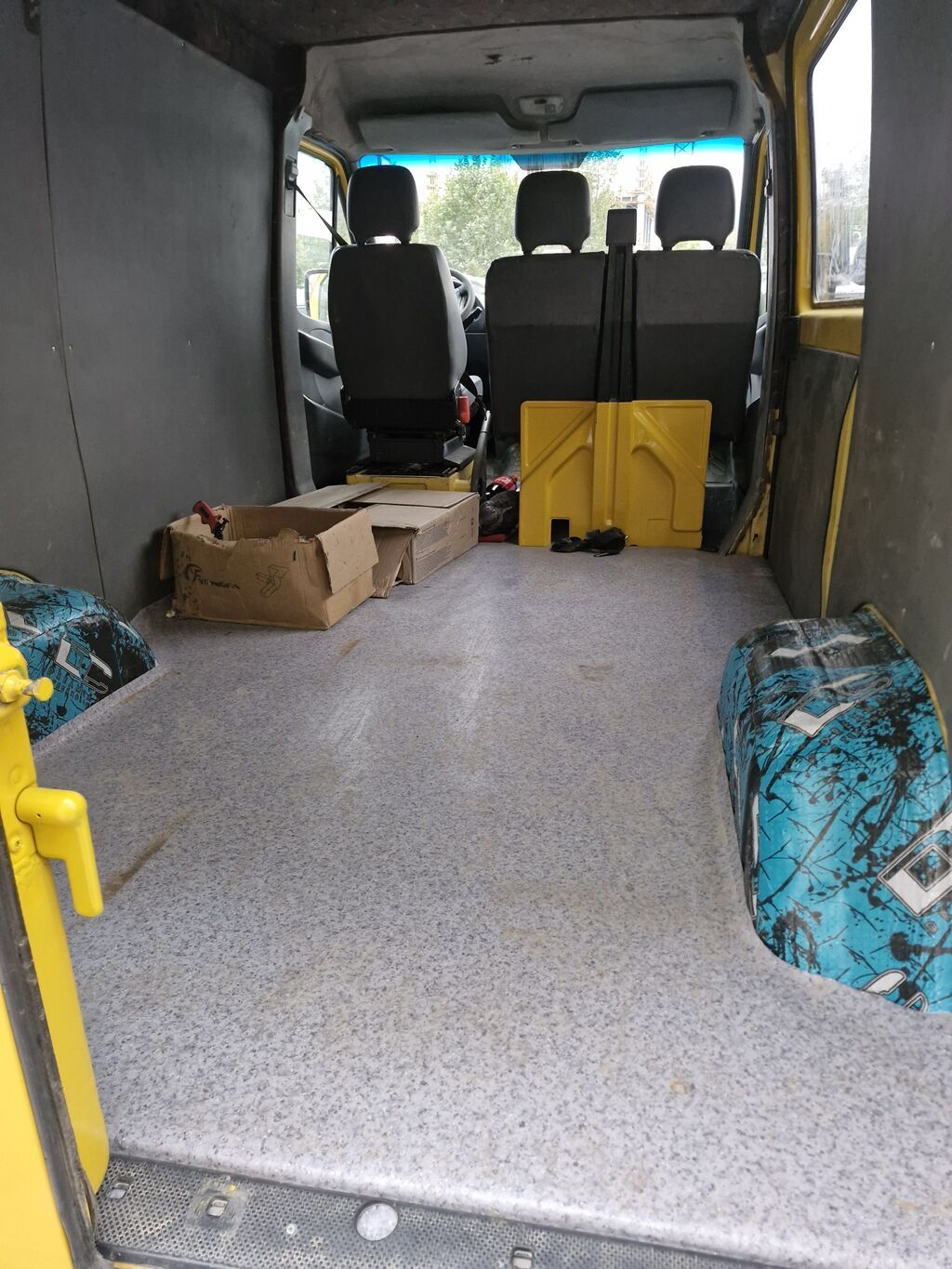 Mercedes-Benz Sprinter 2002 коротыш, грузопассажир ярко-жёлтого цвета: фото 8