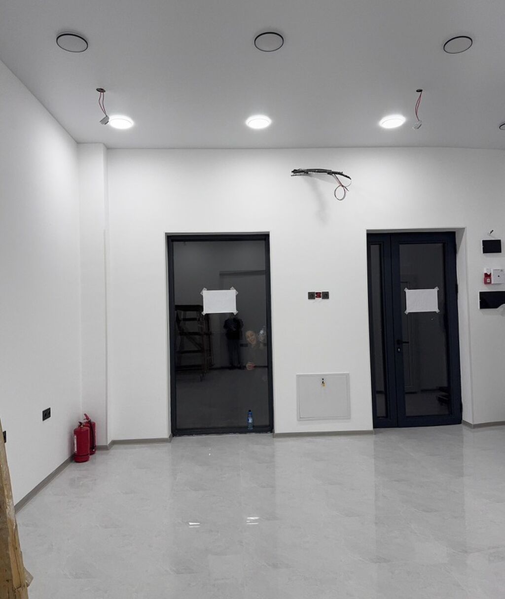 Satılır: Vitrinli obyekt (ofis/mağaza/servis sahəsi) Xüsusiyyətlər
