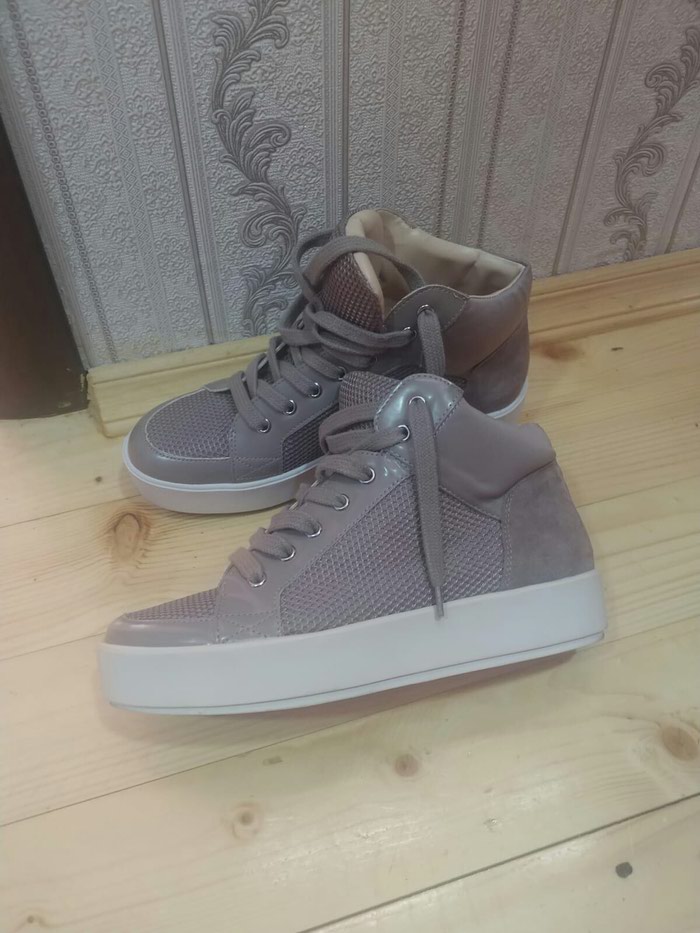 Krasofkalar və sport ayaqqabıları: Yeni
xaricden gelip
baha alinip 350 azne
razmer 39
- lalafo.az Bakı şəhərində Yeni
xaricden gelip
baha alinip 350 azne
razmer 39