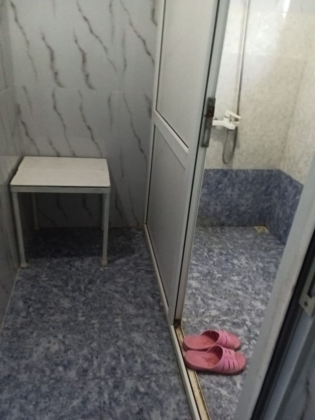 Qazax rayonunda Qarabağ küçəsində yerləşir Oğlan tələbələrə verilir