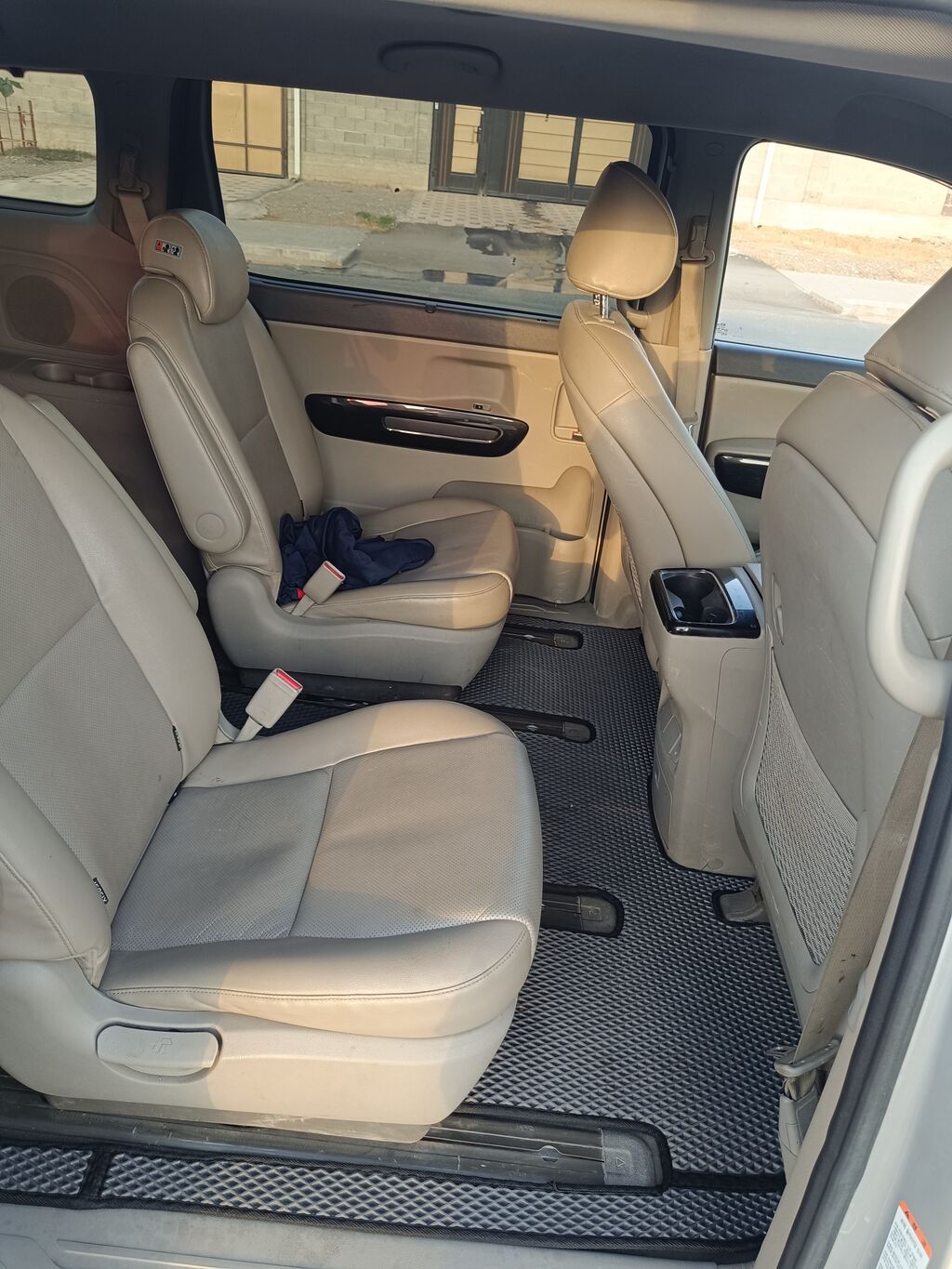 Kia Carnival: 2015 г., 2.2 л, Автомат, Дизель, Минивэн: фото 8