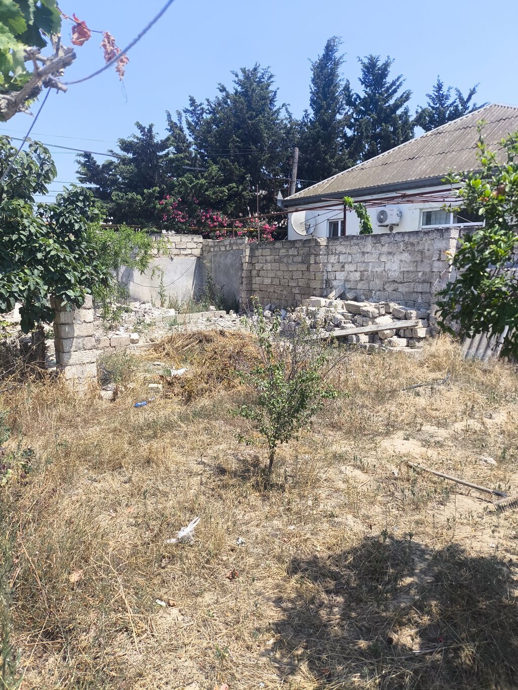 2 sot, Tikinti, Bələdiyyə