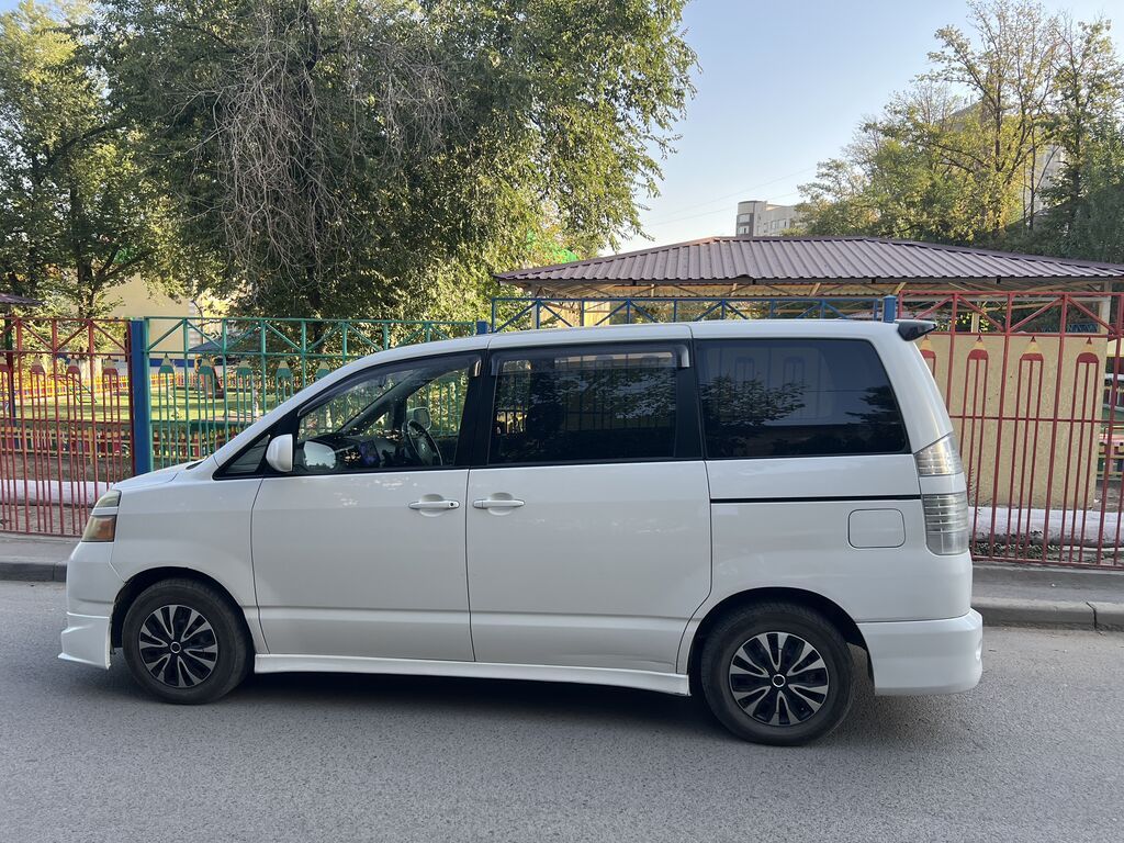 Toyota Voxy: 2005 г., 2 л, Вариатор, Бензин, Минивэн: фото 5