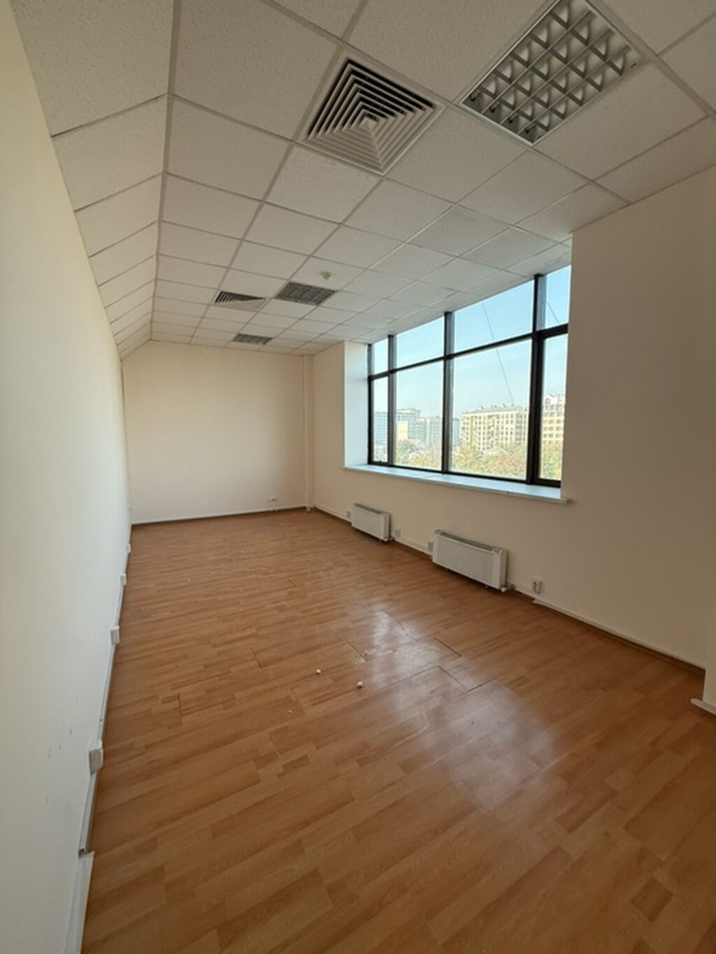 Сдаю Офисный кабинет: 90 м², В бизнес центре, С ремонтом
