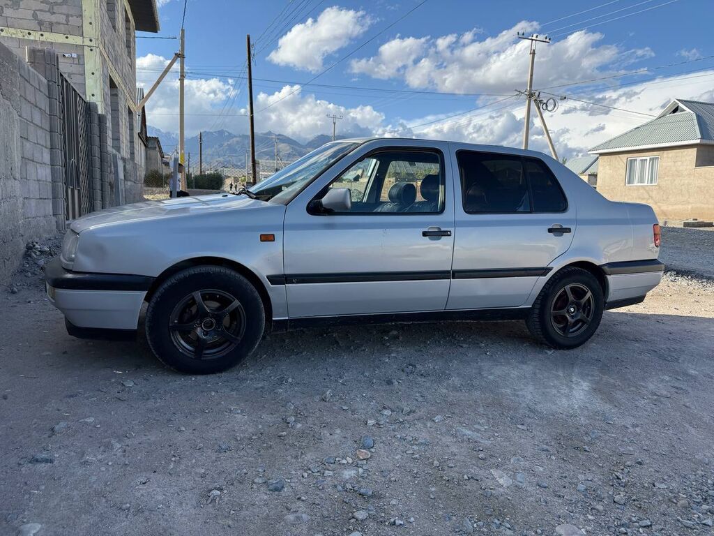 Volkswagen Vento: 1992 г., 1.8 л, Механика, Бензин, Седан: фото 2