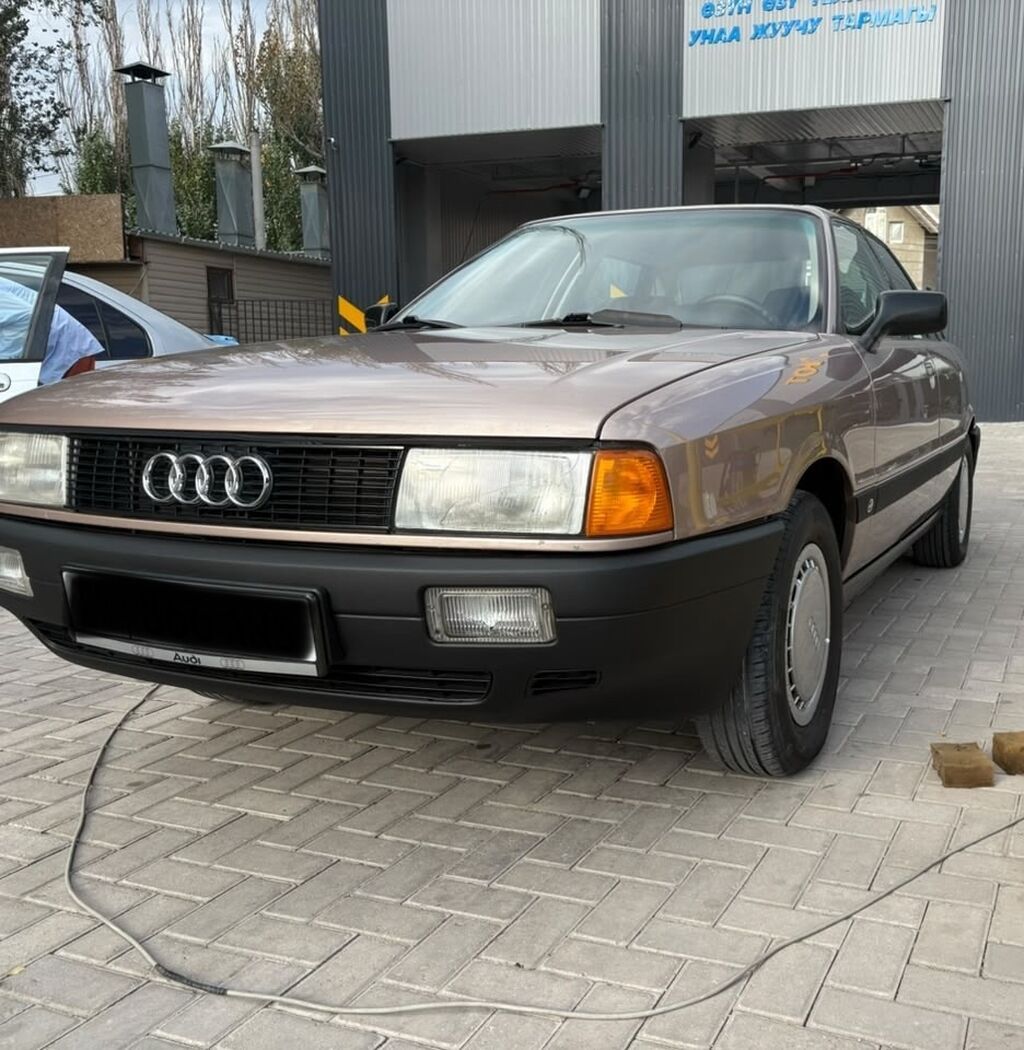 Audi 80: 1987 г., 1.8 л, Механика, Бензин, Седан: фото 3