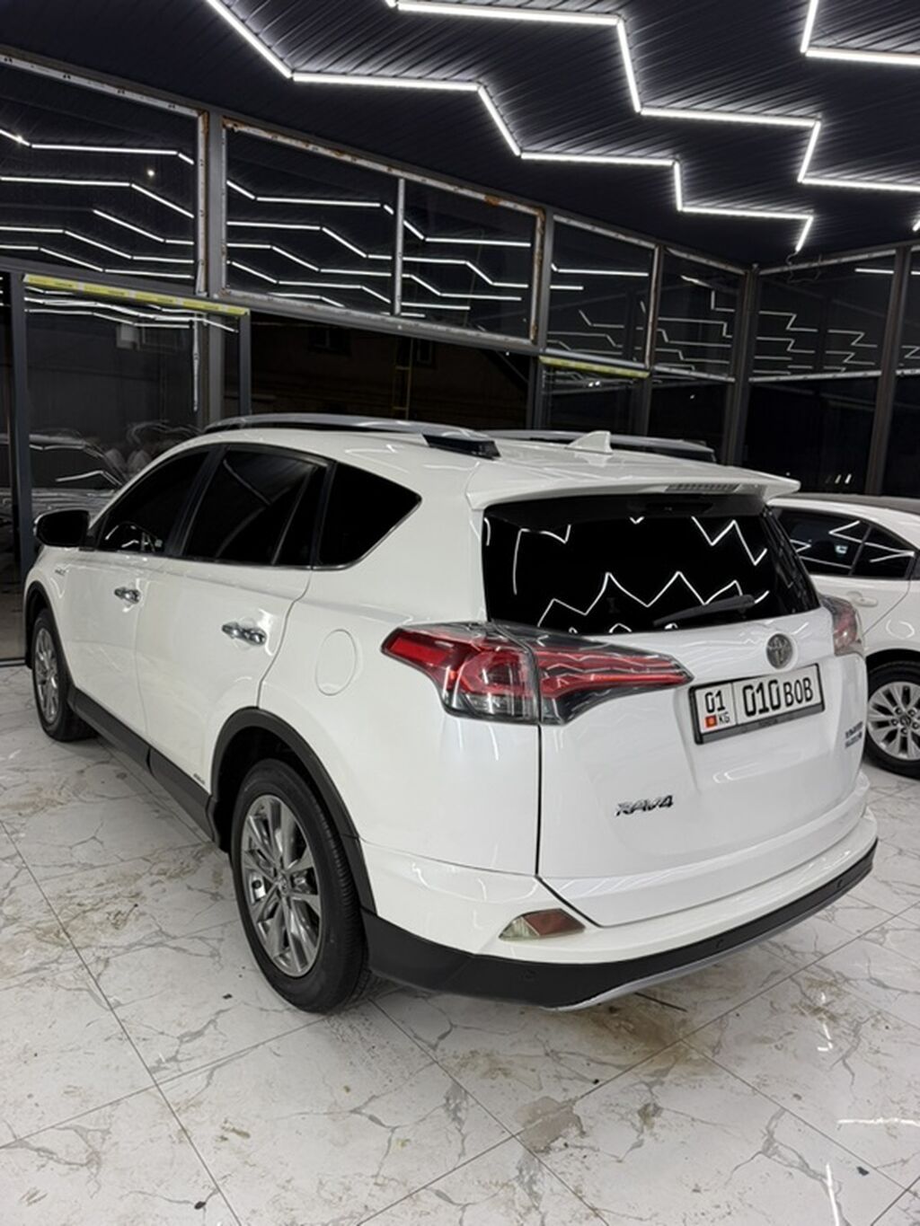 Toyota RAV4: 2018 г., Автомат, Гибрид, Кроссовер: фото 2