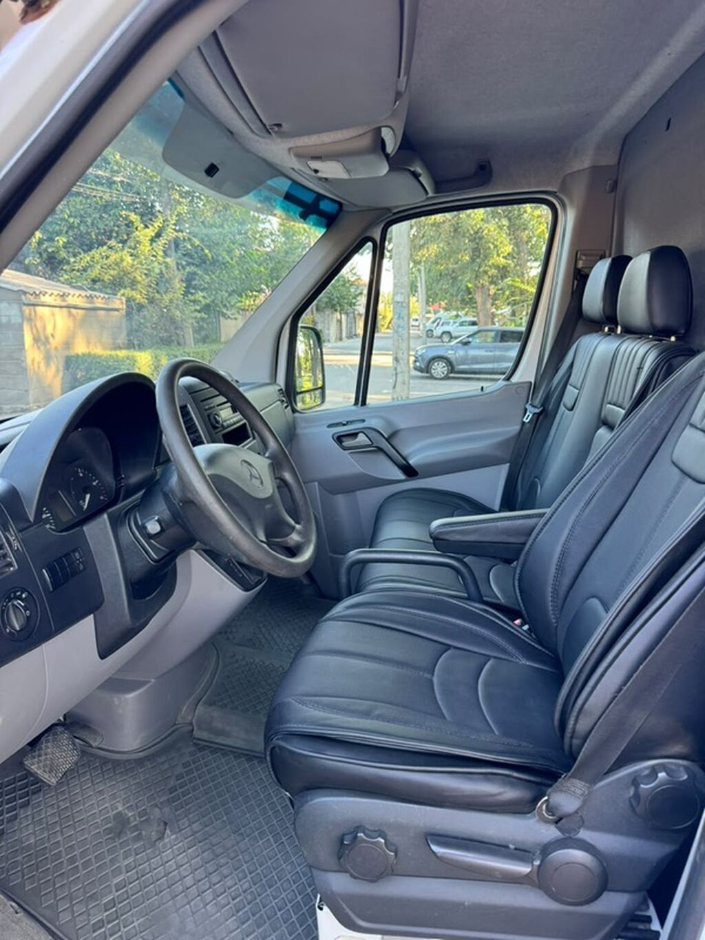 Mercedes-Benz Sprinter — цельнометаллический фургон белого цвета: фото 7