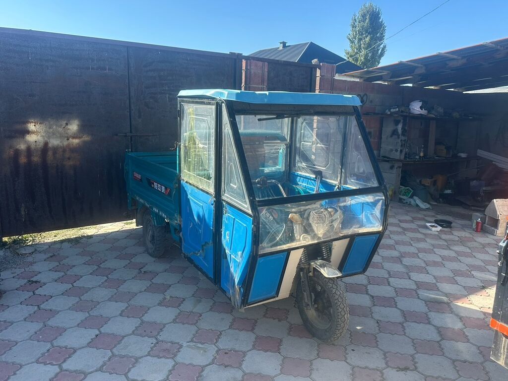 Грузовой трицикл с закрытой кабиной - Компоновка: трехколесный: фото 2