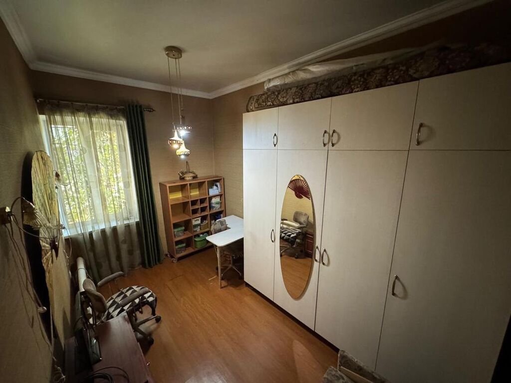 Продаю пол дома. Барачного типа район Пишпек кирпич 3 комнаты кухня: фото 2