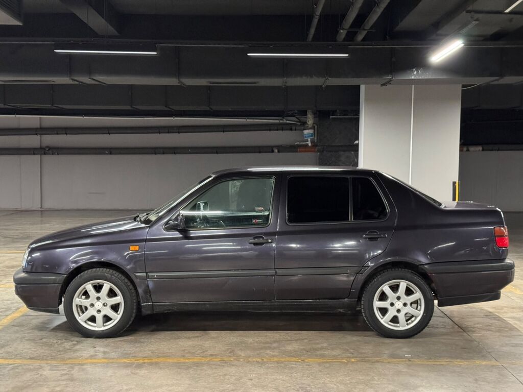 Volkswagen Vento: 1993 г., 1.8 л, Механика, Бензин, Седан: фото 4