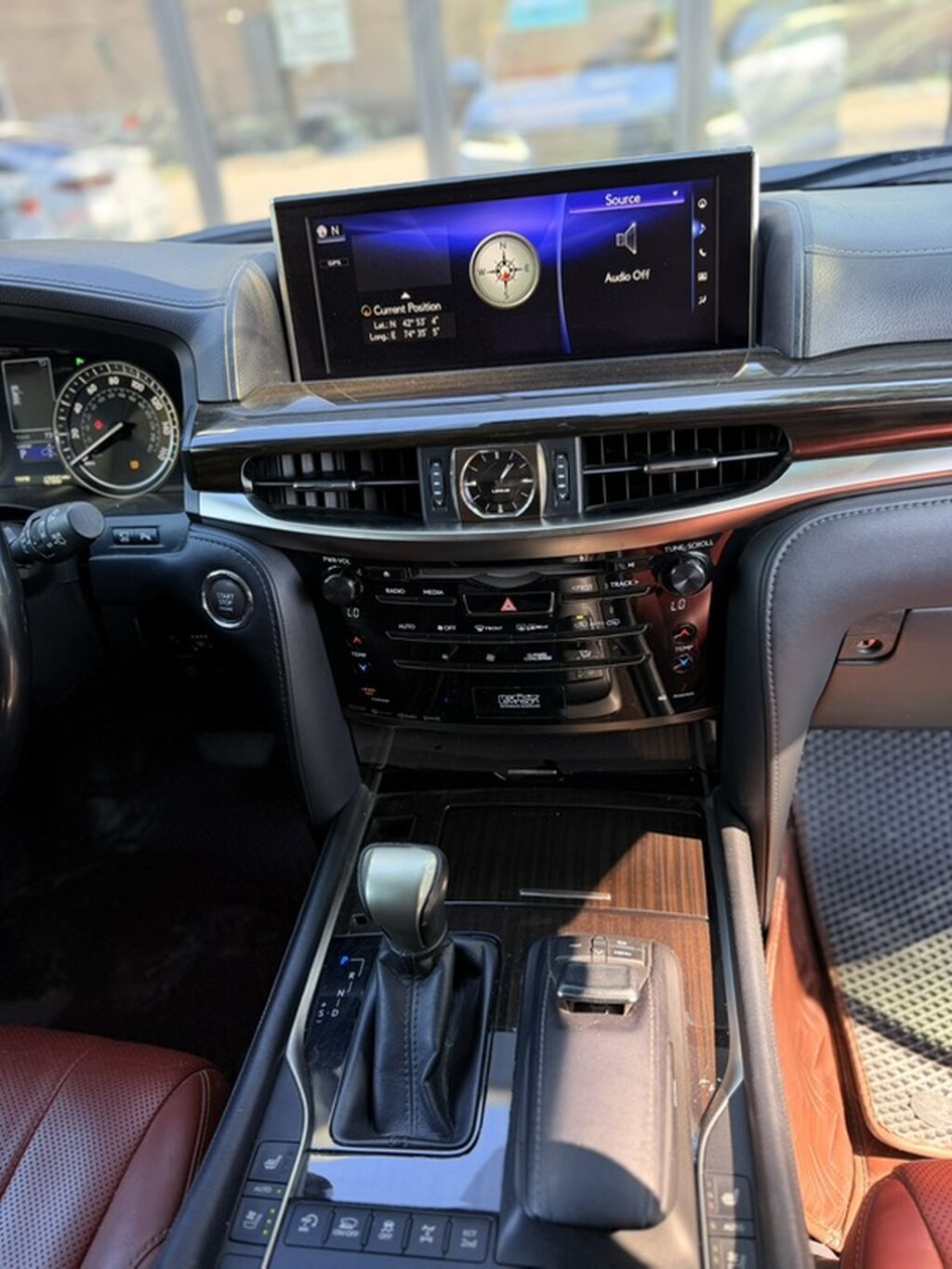 Lexus LX: 2017 г., 5.7 л, Автомат, Бензин, Внедорожник: фото 2