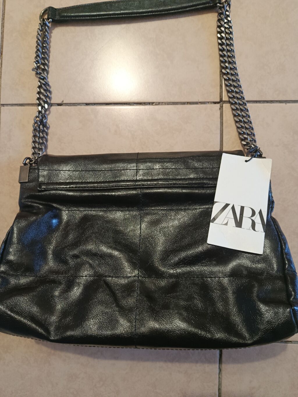 Сумка ZARA, черная, из мягкого кожзаменителя с легким глянцем. Модель: фото 2