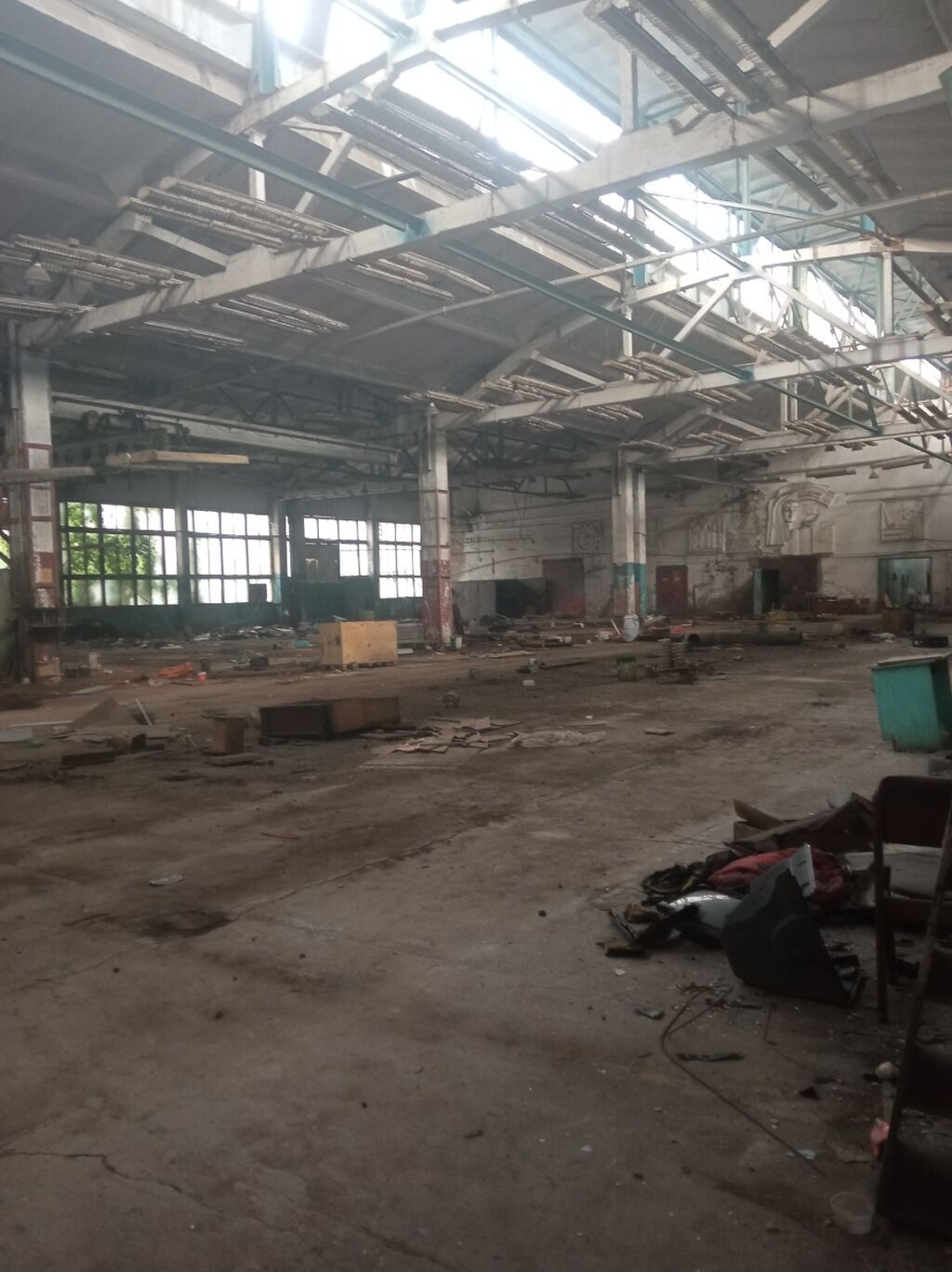 Сдаю помещения ангар-2000кв/м. Есть вода, свет, туалет. 300сом кв/м — фото 7