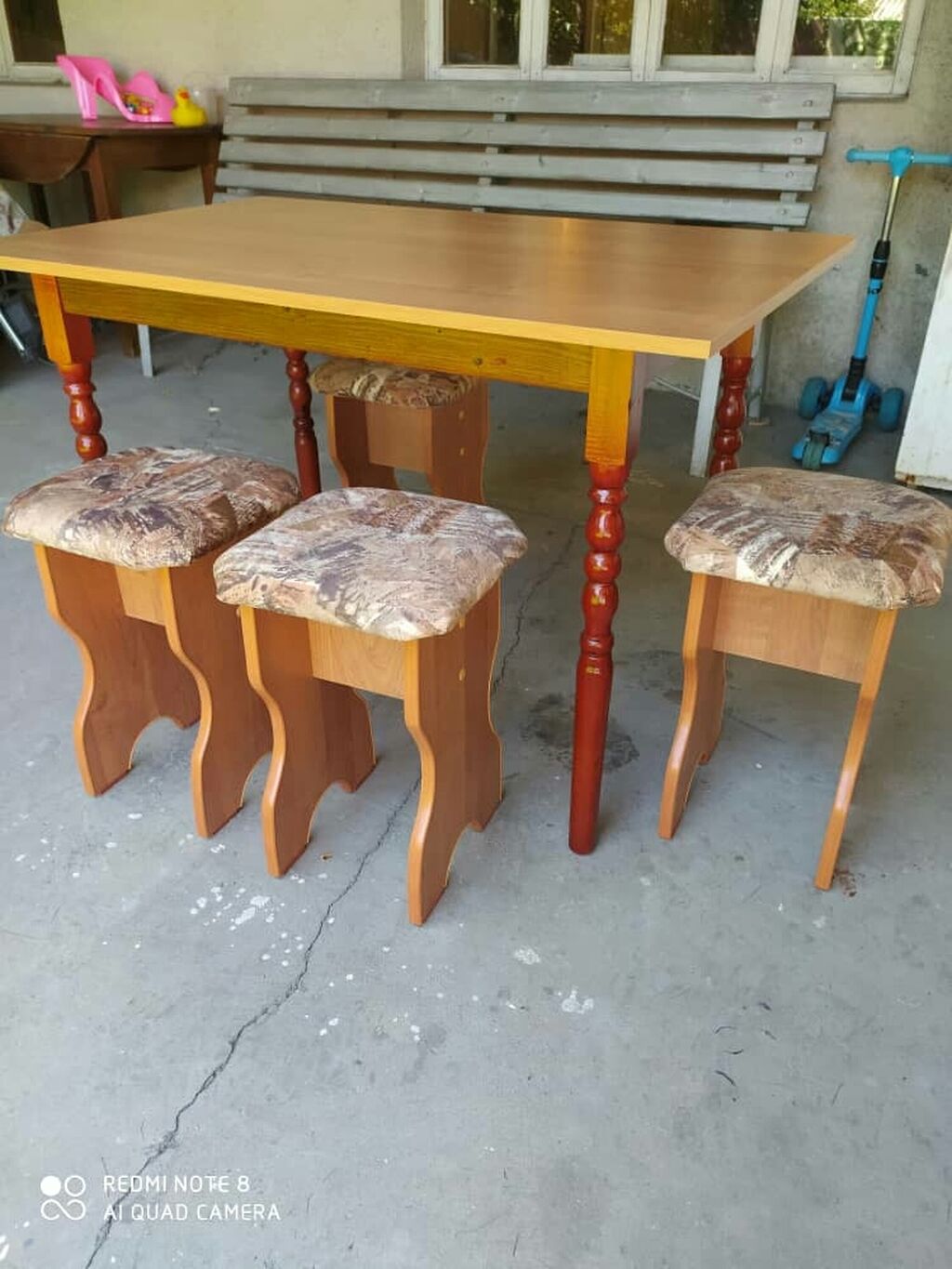 стол и 4 табурета
