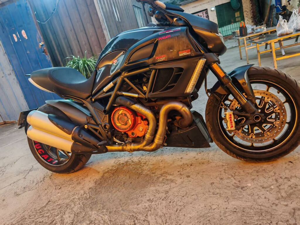 Ducati Diavel (чёрный матовый) — мощный крузер/родстер с фирменной: фото 5