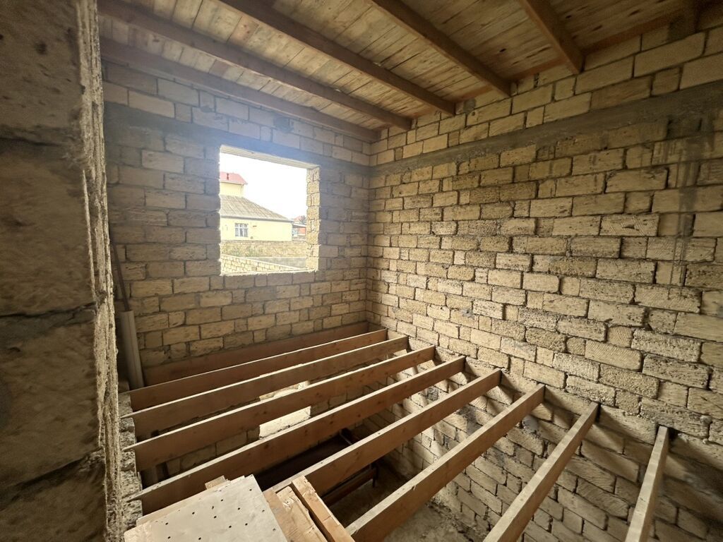 3 otaqlı, 136 kv. m, Təmirsiz