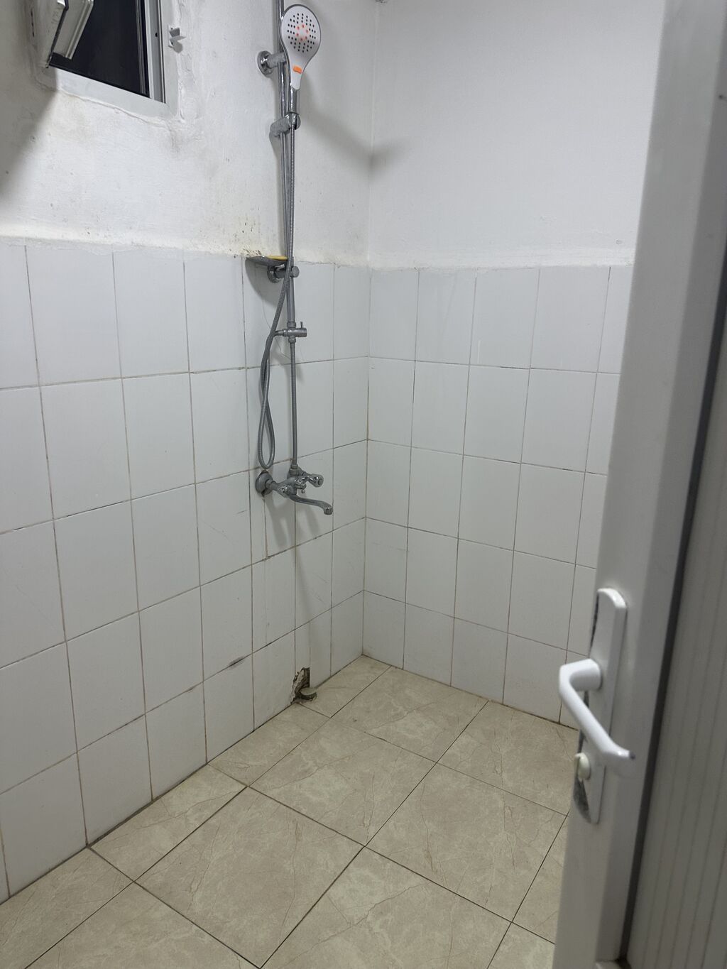Kirayə üçün 2 otaqlı mənzil – əsas xüsusiyyətlər: - Geniş dəhliz