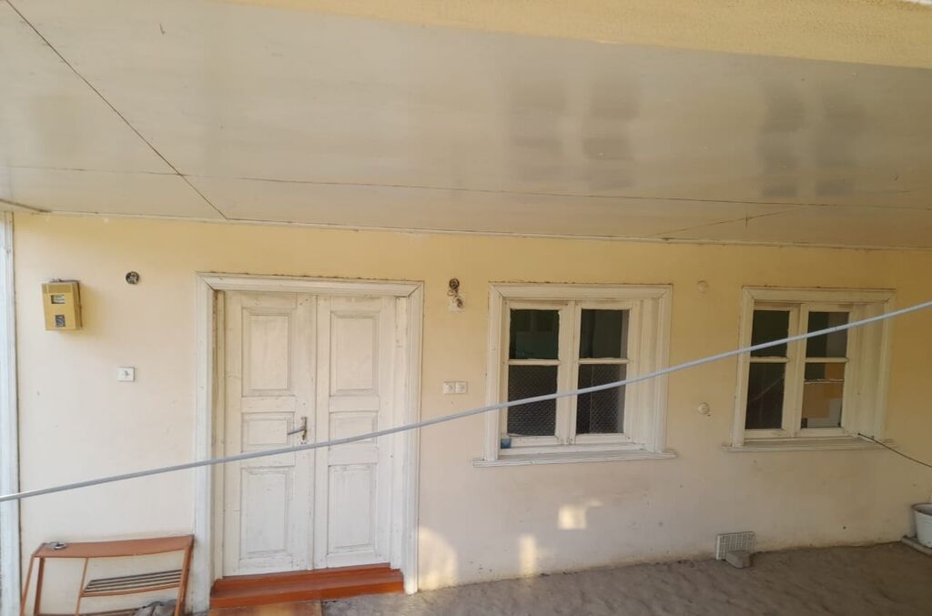 Satışa təqdim olunur: daş divarlı həyət evi - İki mərtəbəli, daşdan