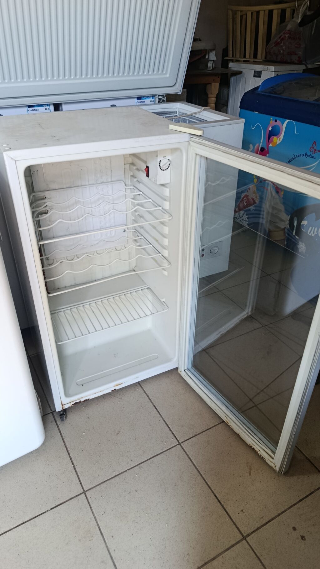 Продаю маленький холодильник для напитков и сендвичей для магазина: фото 2
