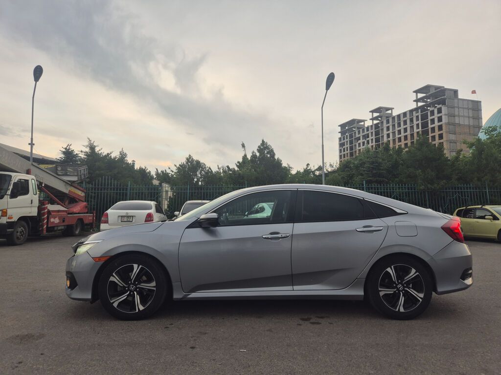 Honda Civic: 2017 г., 2 л, Вариатор, Бензин, Седан: фото 2