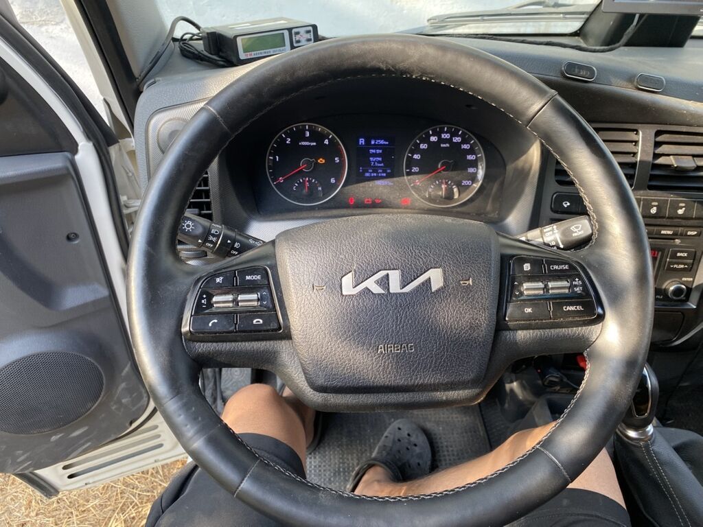 Kia Bongo III Premium — компактный грузовой бортовой/фургонный: фото 6