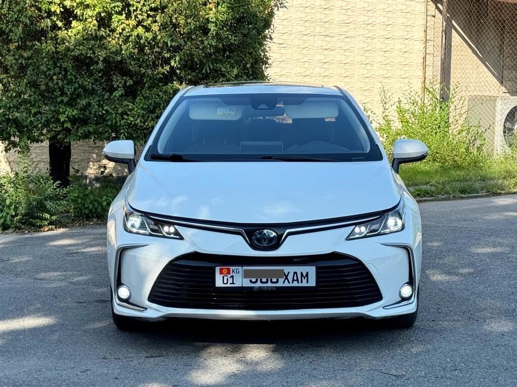 Toyota Corolla: 2022 г., 1.8 л, Вариатор, Гибрид, Седан: фото 2