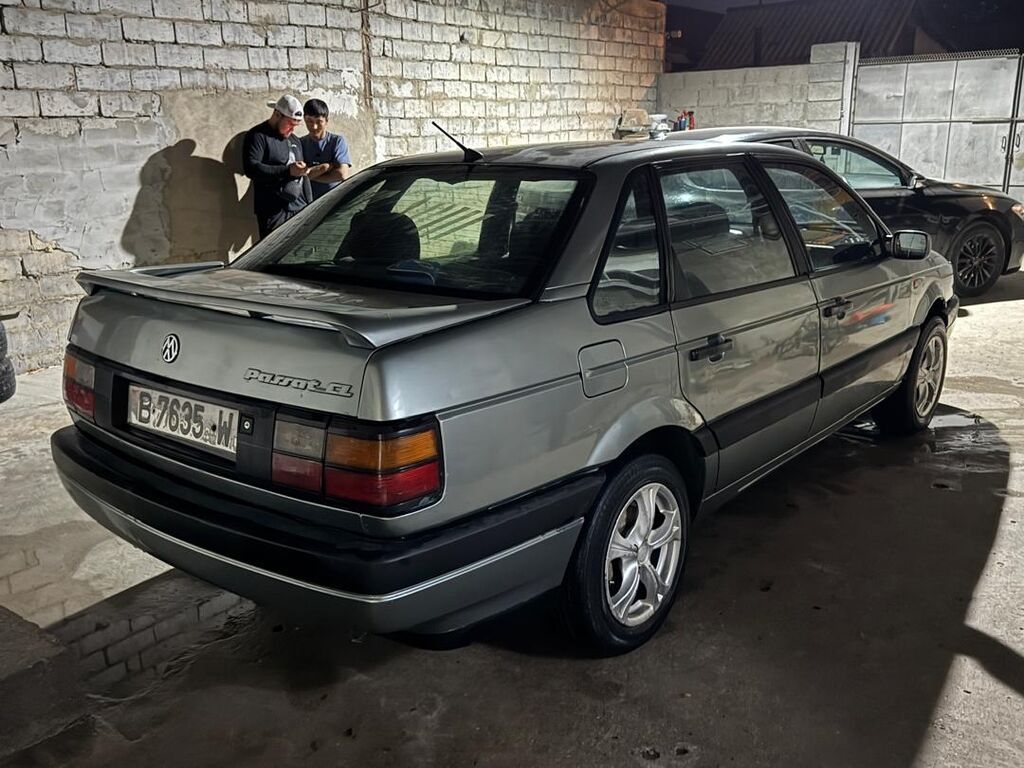 Volkswagen Passat: 1988 г., Седан: фото 2