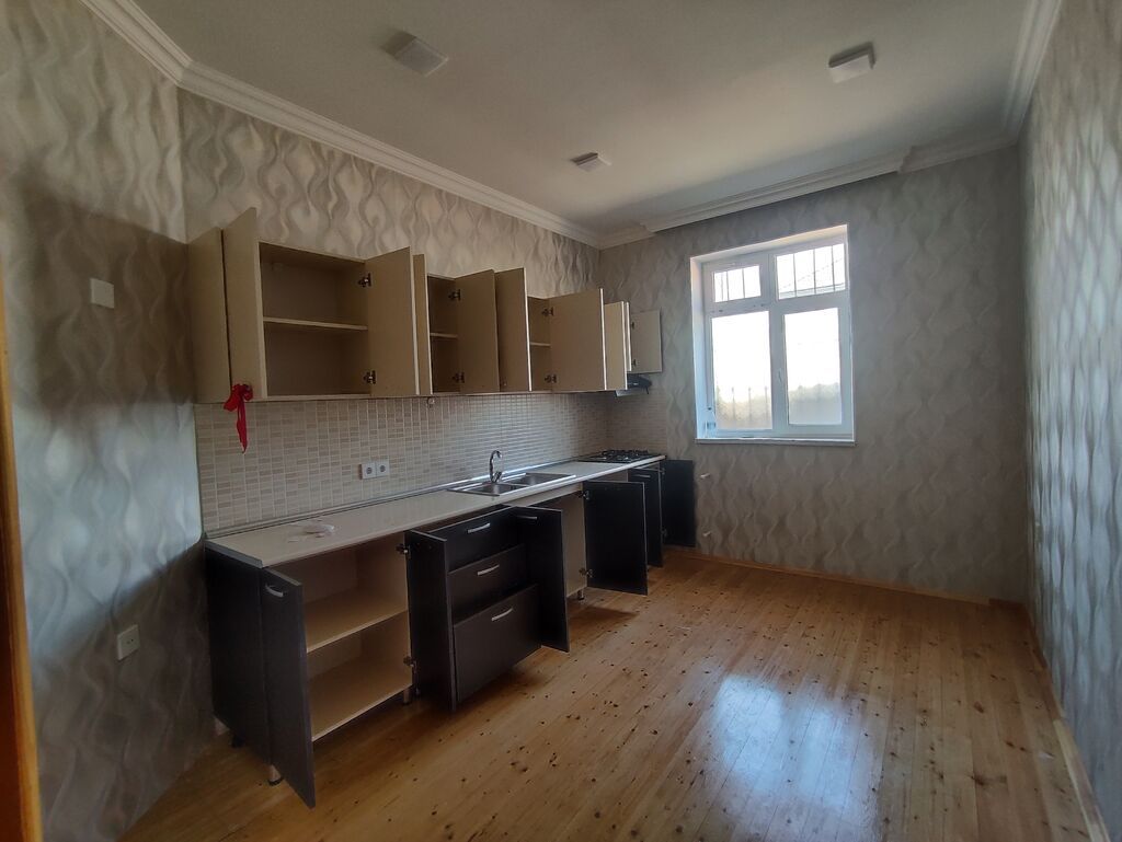 Həyət evi satılır. Ev Saray qəsəbəsində yerləşir