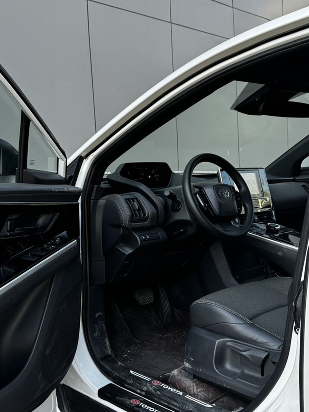 Toyota bZ4X: 2024 г., Электромобиль, Кроссовер: фото 3