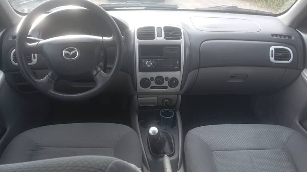 Mazda 323: 2002 г., 1.6 л, Механика, Бензин, Хэтчбэк: фото 8