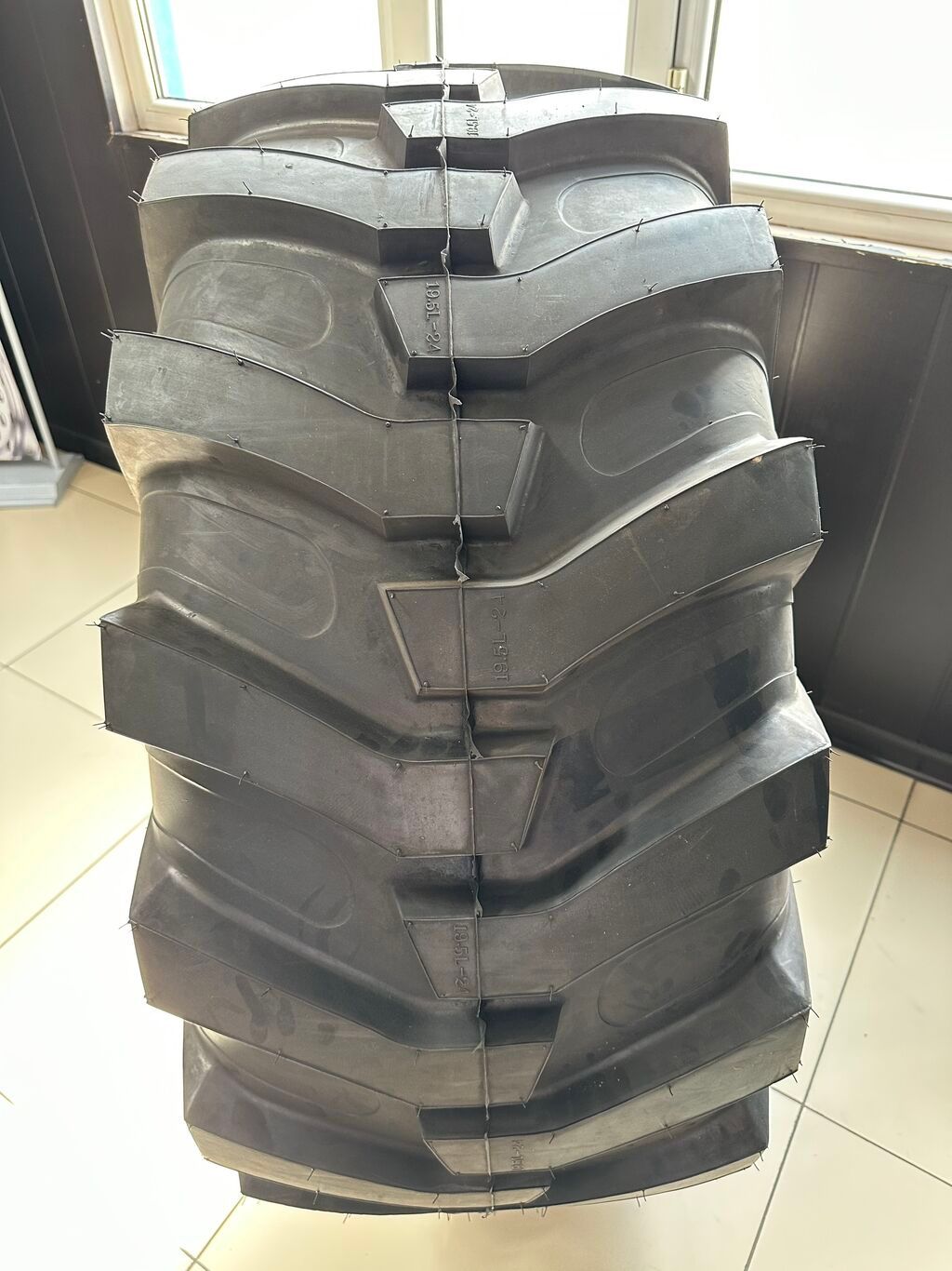 Шина Armour 19.5L-24 12PR R4 TL NHS для погрузчика Размер шины: фото 2