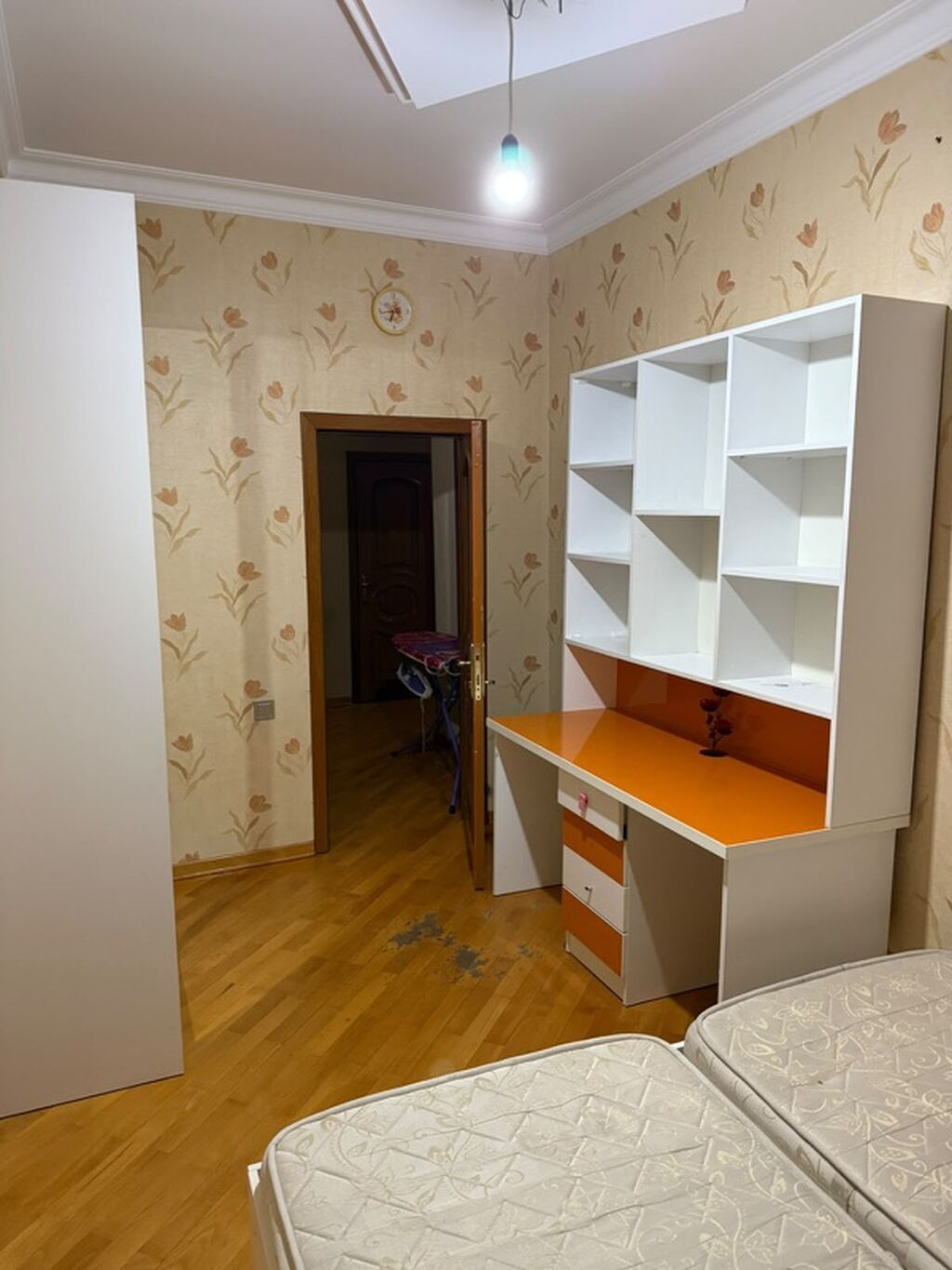 Mənzildə müasir mətbəx və tam mebel-avadanlıq komplekti