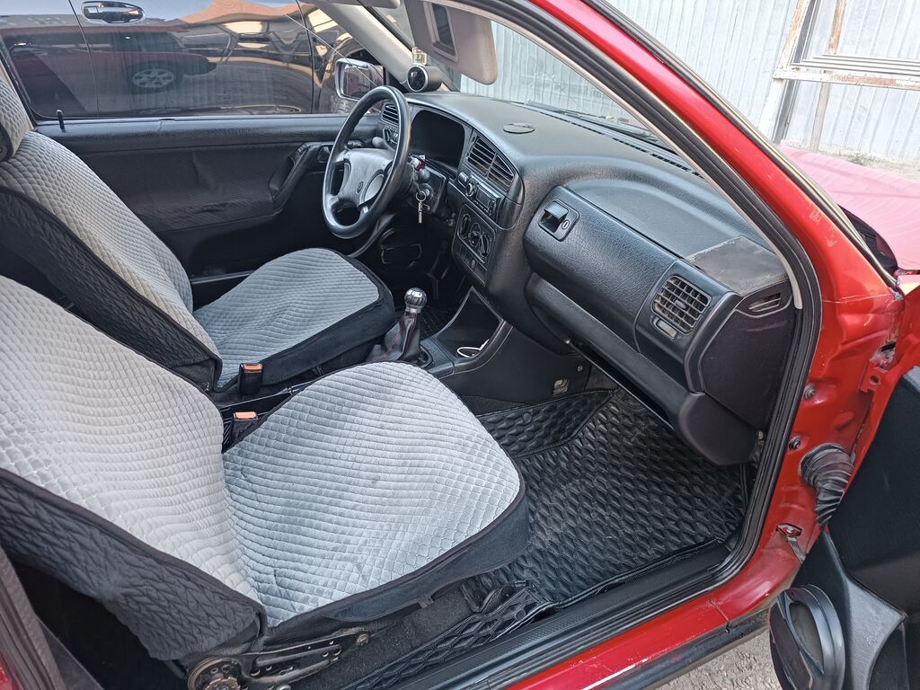 Volkswagen Golf: 1992 г., 1.8 л, Механика, Бензин, Хэтчбэк: фото 3